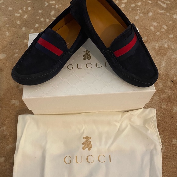 Gucci children’s driving moccasins. Navy suede w/ green-red-green webbing sz 31